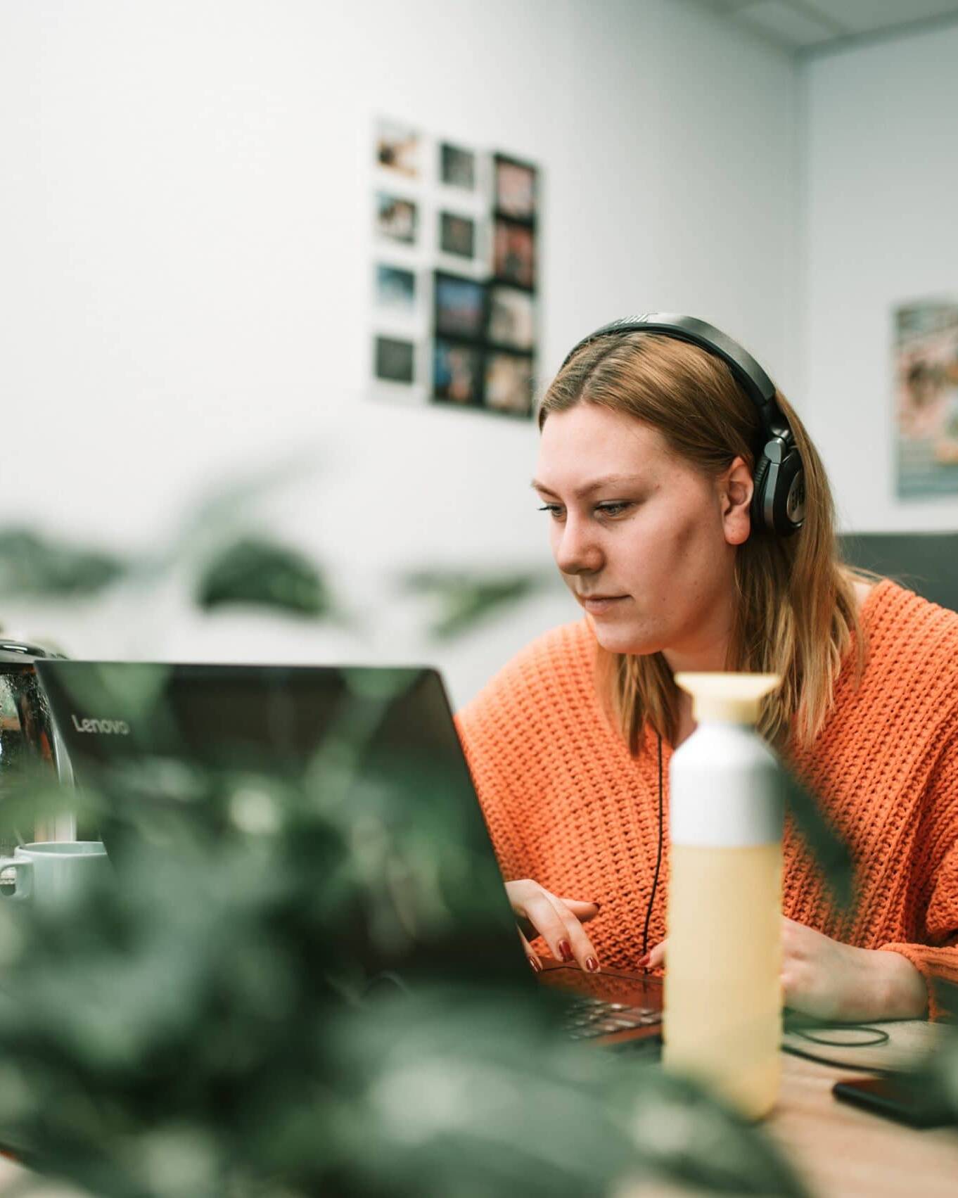 stagaire Minke aan het werk op het feedbuilders kantoor in groningen