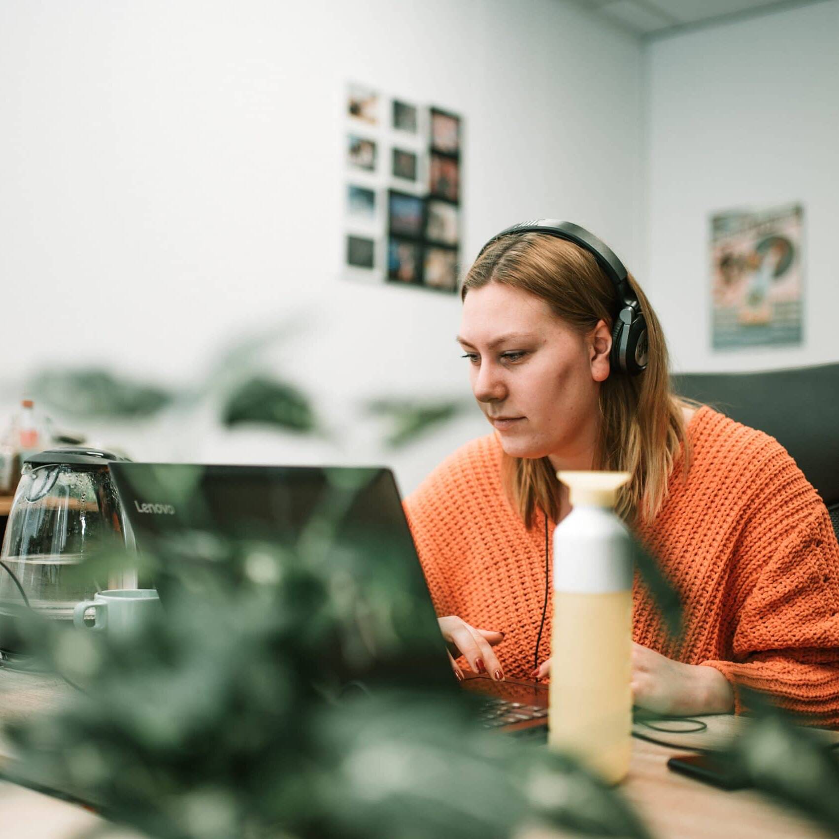 stagaire Minke aan het werk op het feedbuilders kantoor in groningen