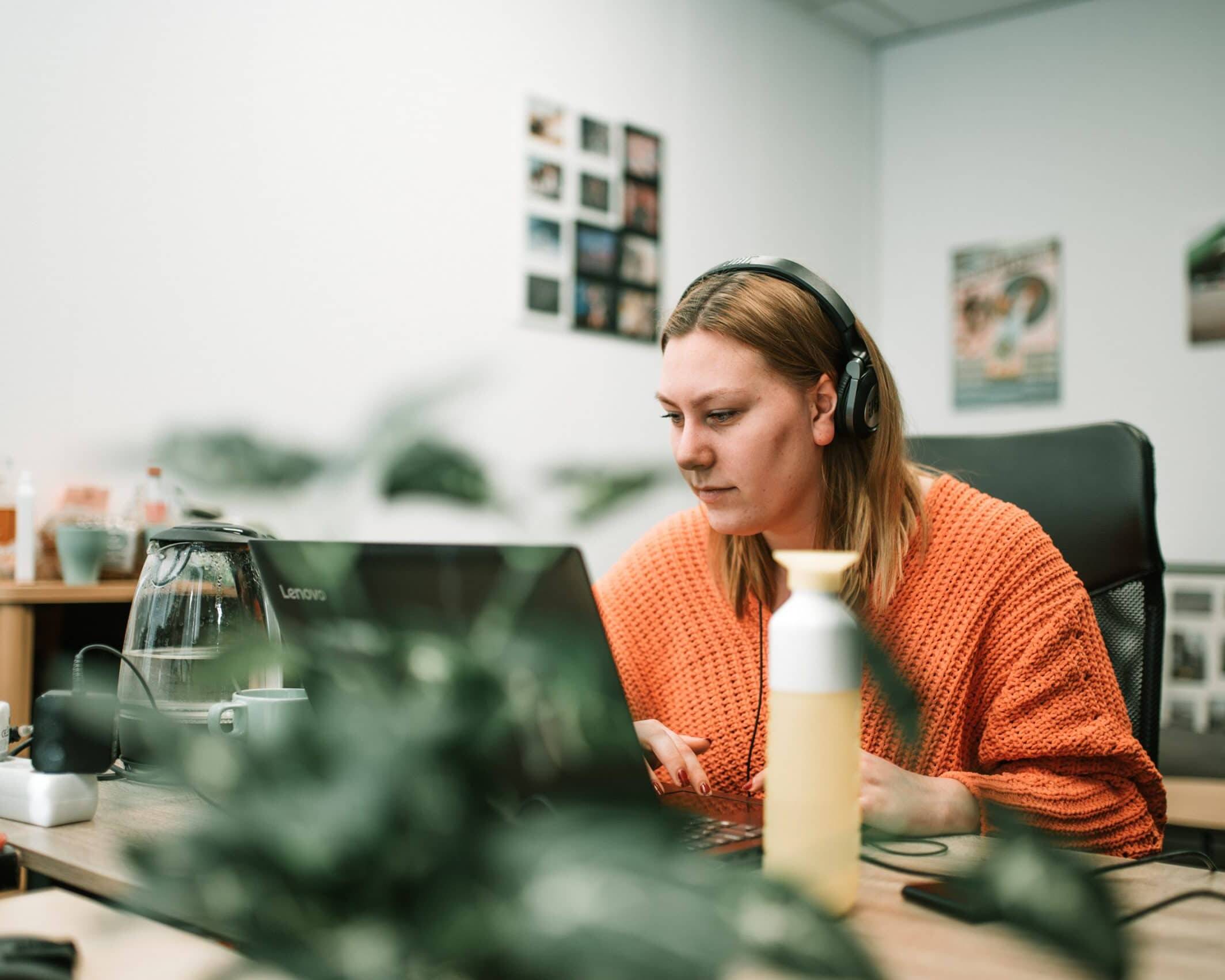 stagaire Minke aan het werk op het feedbuilders kantoor in groningen