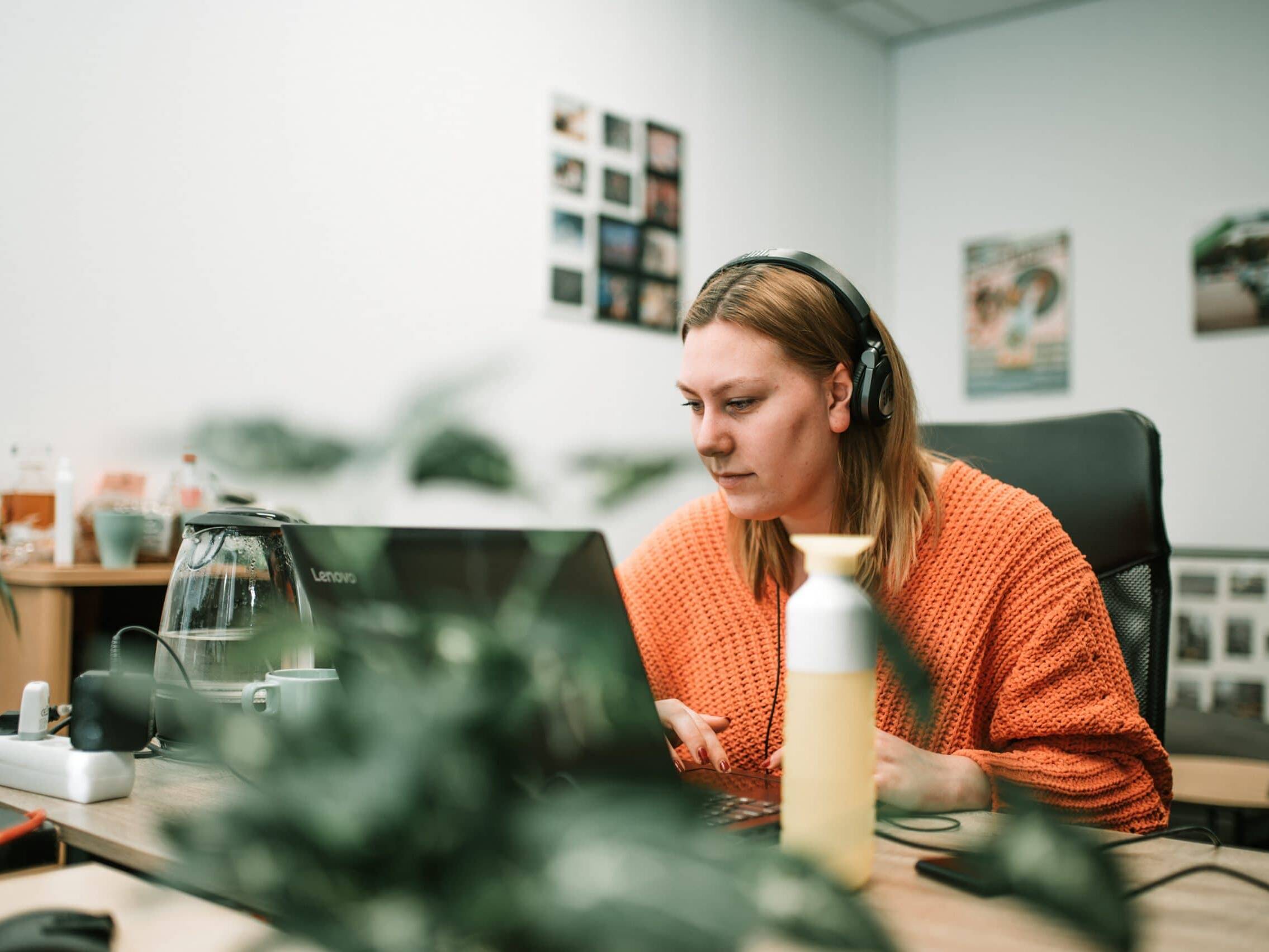 stagaire Minke aan het werk op het feedbuilders kantoor in groningen