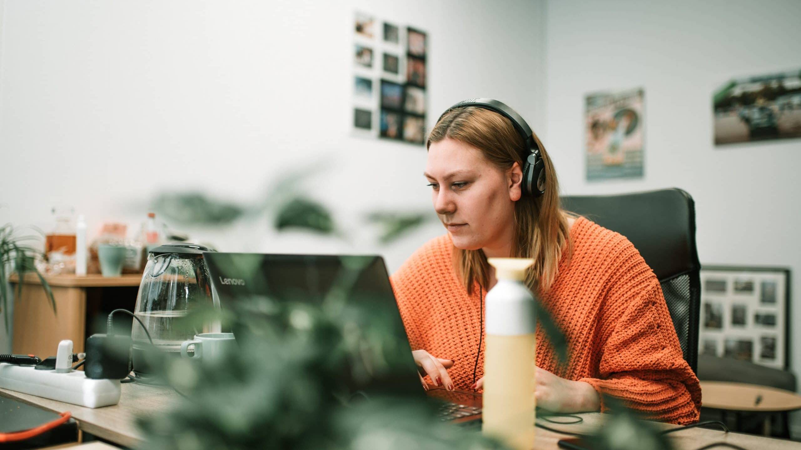 stagaire Minke aan het werk op het feedbuilders kantoor in groningen